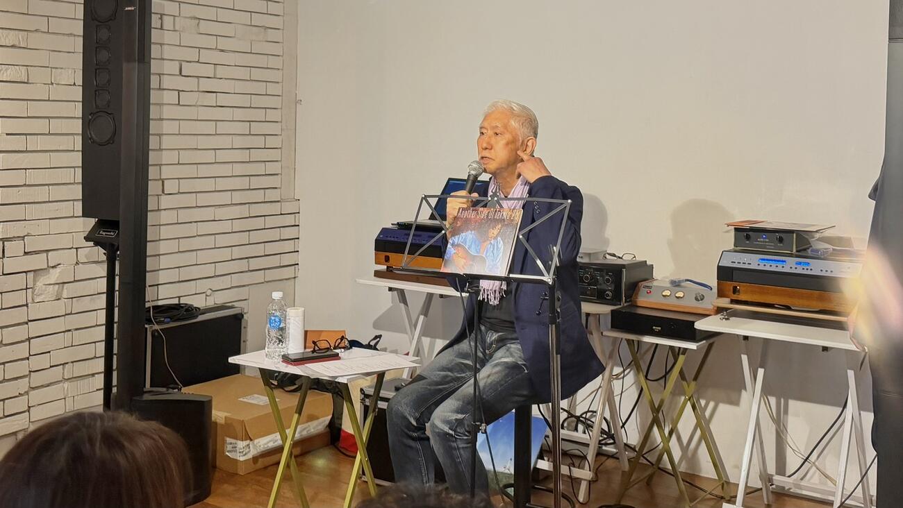 吉田拓郎生誕80年記念レーザーターンテーブル聴き語りライブ「ペニーレーンで拓郎を」を開いた田家秀樹氏