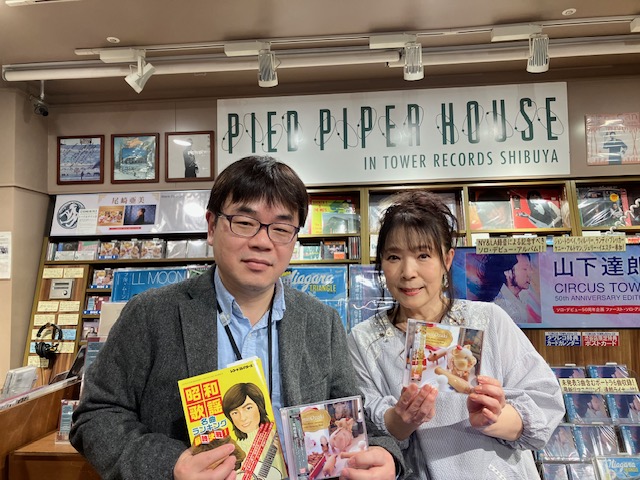 デビュー50周年記念ベスト盤「Amii Ozaki 50th Amii－versary」発売記念として、初のインストアイベントを行った尾崎亜美（右）とMCの高橋修氏
