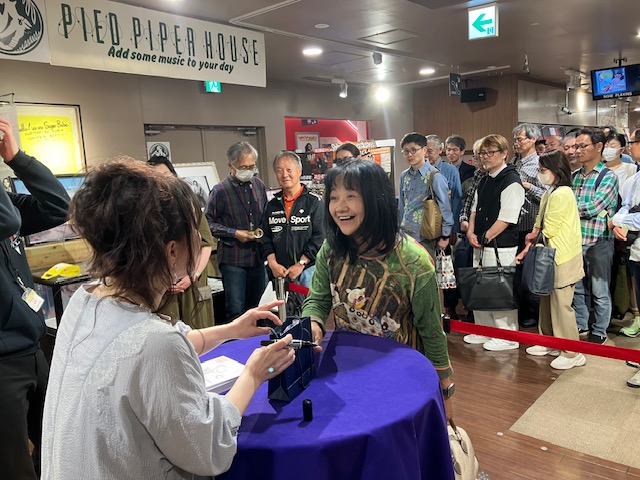 デビュー50周年記念ベスト盤「Amii Ozaki 50th Amii－versary」購入者にサインを書く尾崎亜美（左）