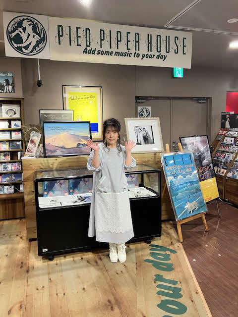 デビュー50周年記念ベスト盤「Amii Ozaki 50th Amii－versary」発売記念として、初のインストアイベントを行った尾崎亜美
