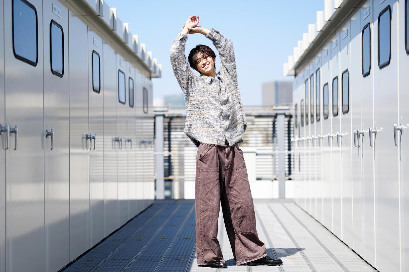 うららかな春の日差しを浴びる鈴木秀脩（撮影・江口和貴）