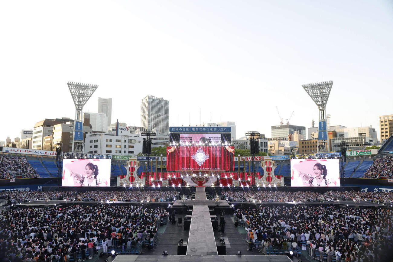 横浜スタジアムでパフォーマンスする＝LOVE