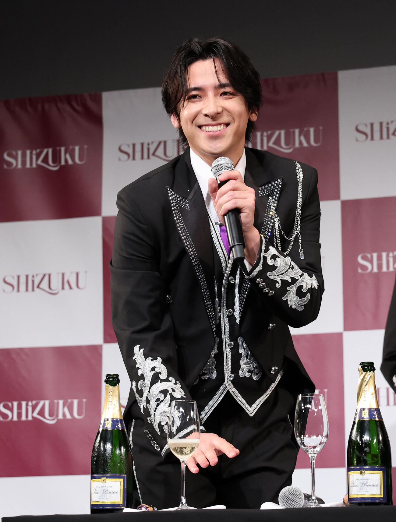 「SHiZUKU」お披露目会でシャンパンを注ぐ古川カベルネ卓人（撮影・鈴木正人）