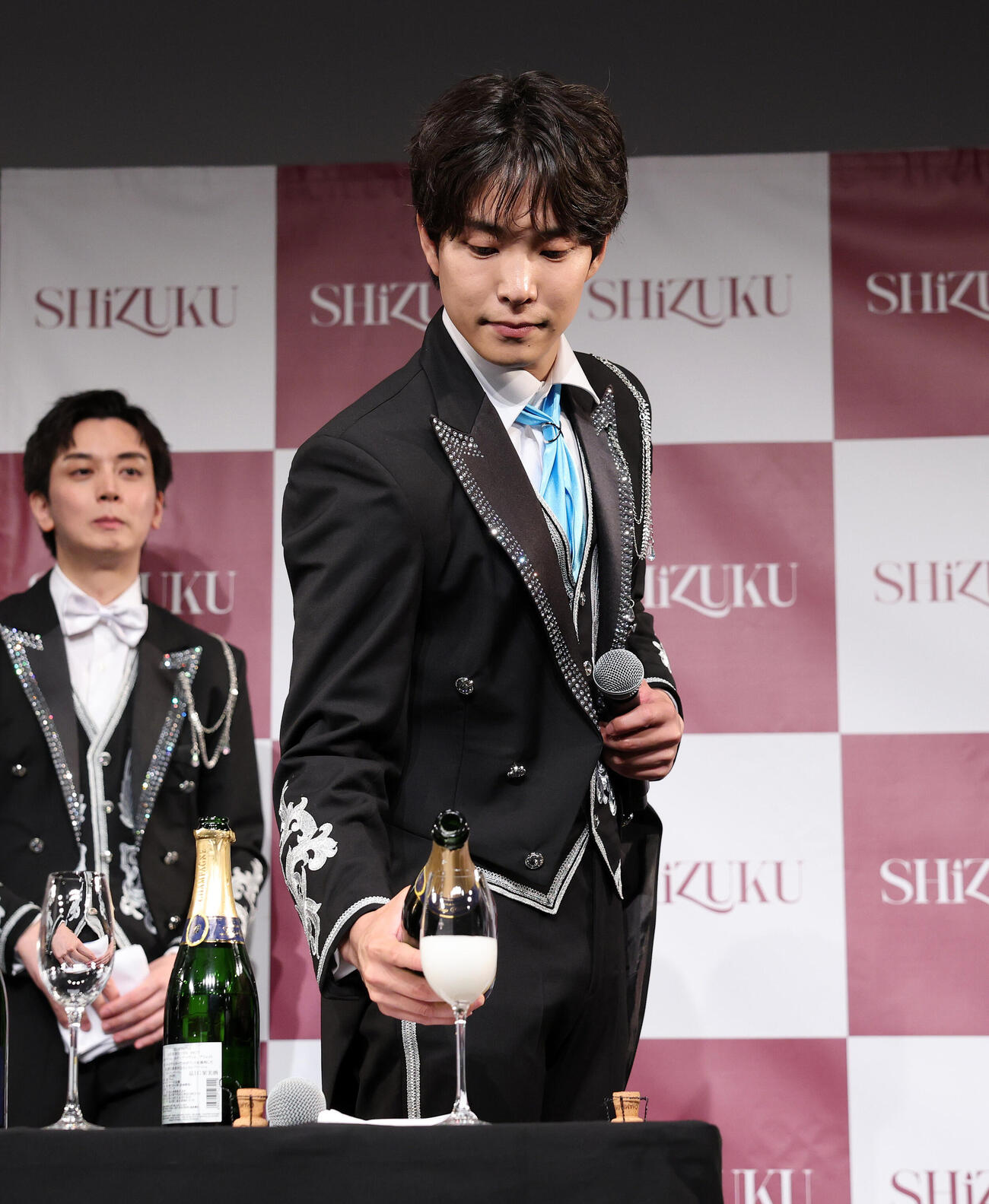 「SHiZUKU」お披露目会でシャンパンを注ぐ門脇リースリング卓史（撮影・鈴木正人）