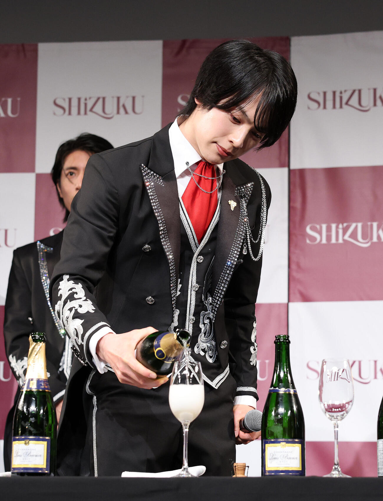「SHiZUKU」お披露目会でシャンパンを注ぐ石田ピノ知之（撮影・鈴木正人）