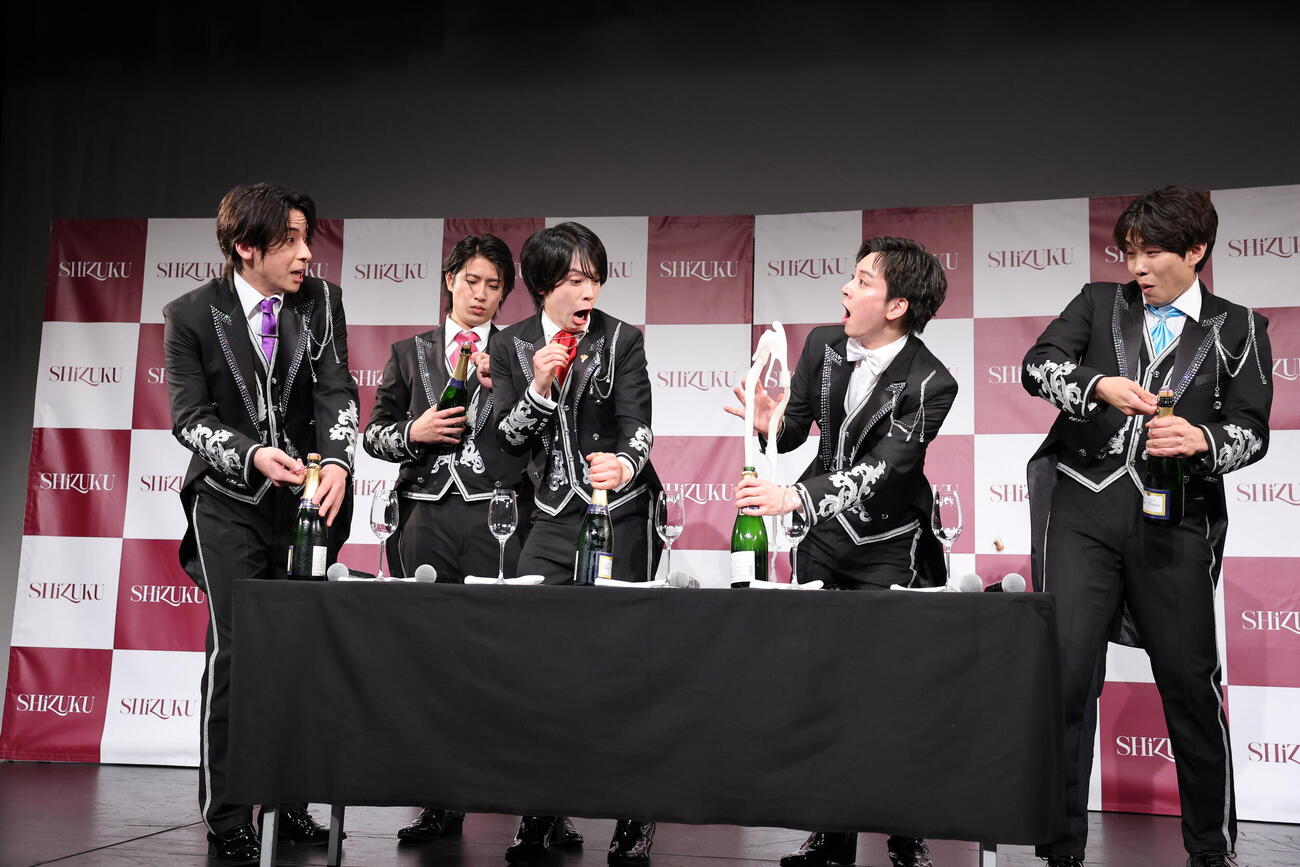 スパーキリング開栓式に臨むSHiZUKU、左から古川カベルネ卓人、真田メルロ煌生、石田ピノ知之、松田シャルドネ創太郎、門脇リースリング卓史（撮影・鈴木正人）