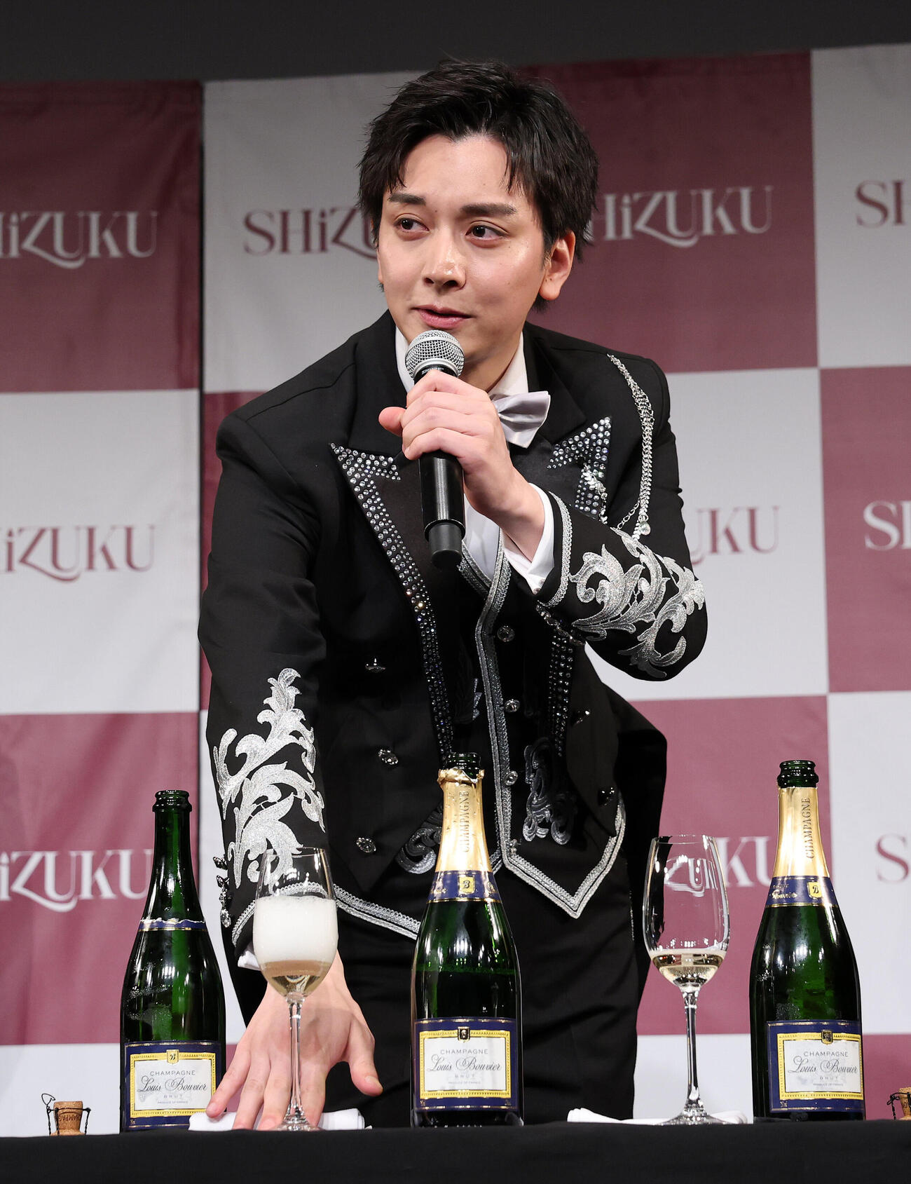 「SHiZUKU」お披露目会でシャンパンを注ぐ松田シャルドネ創太郎（撮影・鈴木正人）
