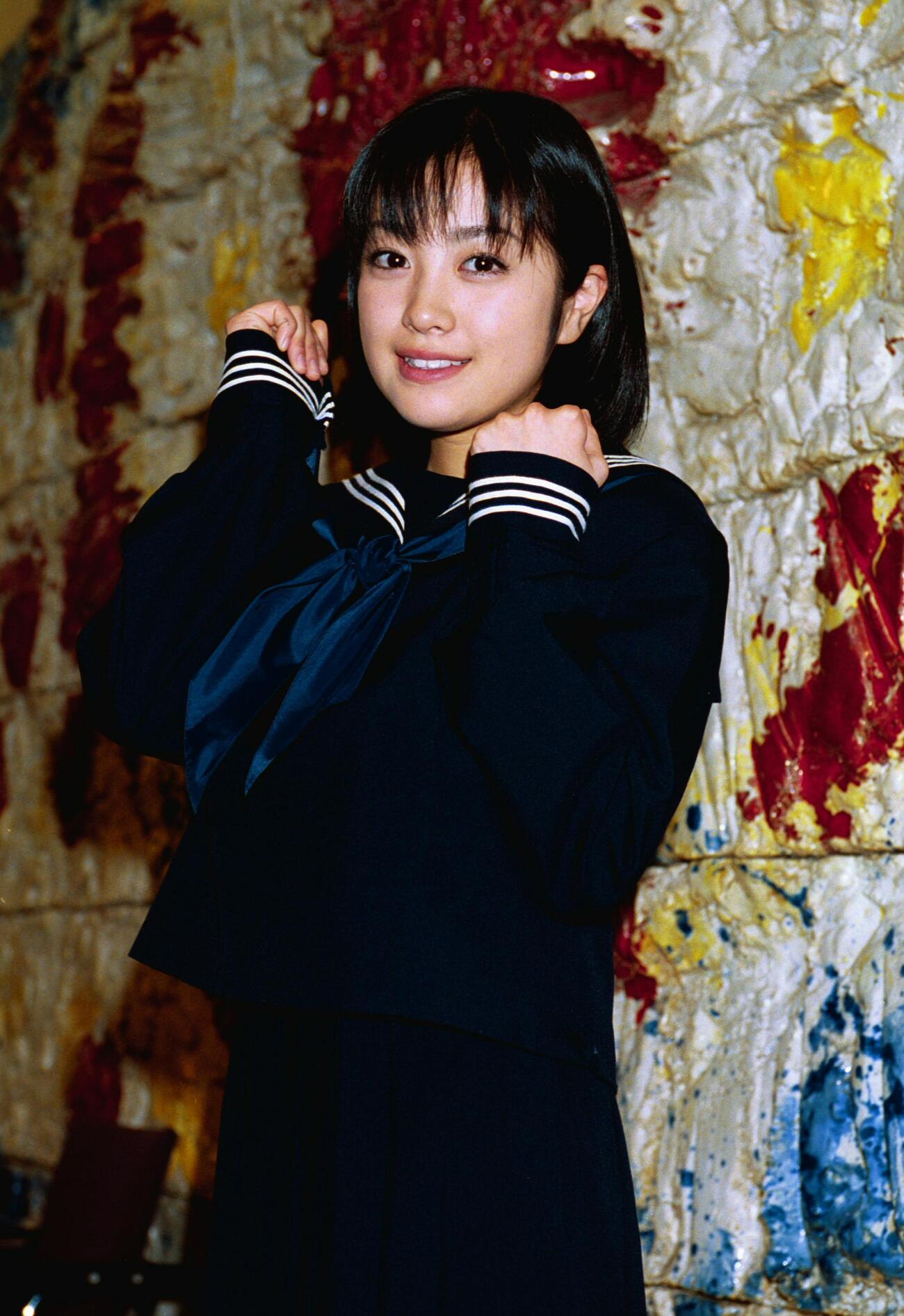 制服姿の小向美奈子（2001年11月撮影）