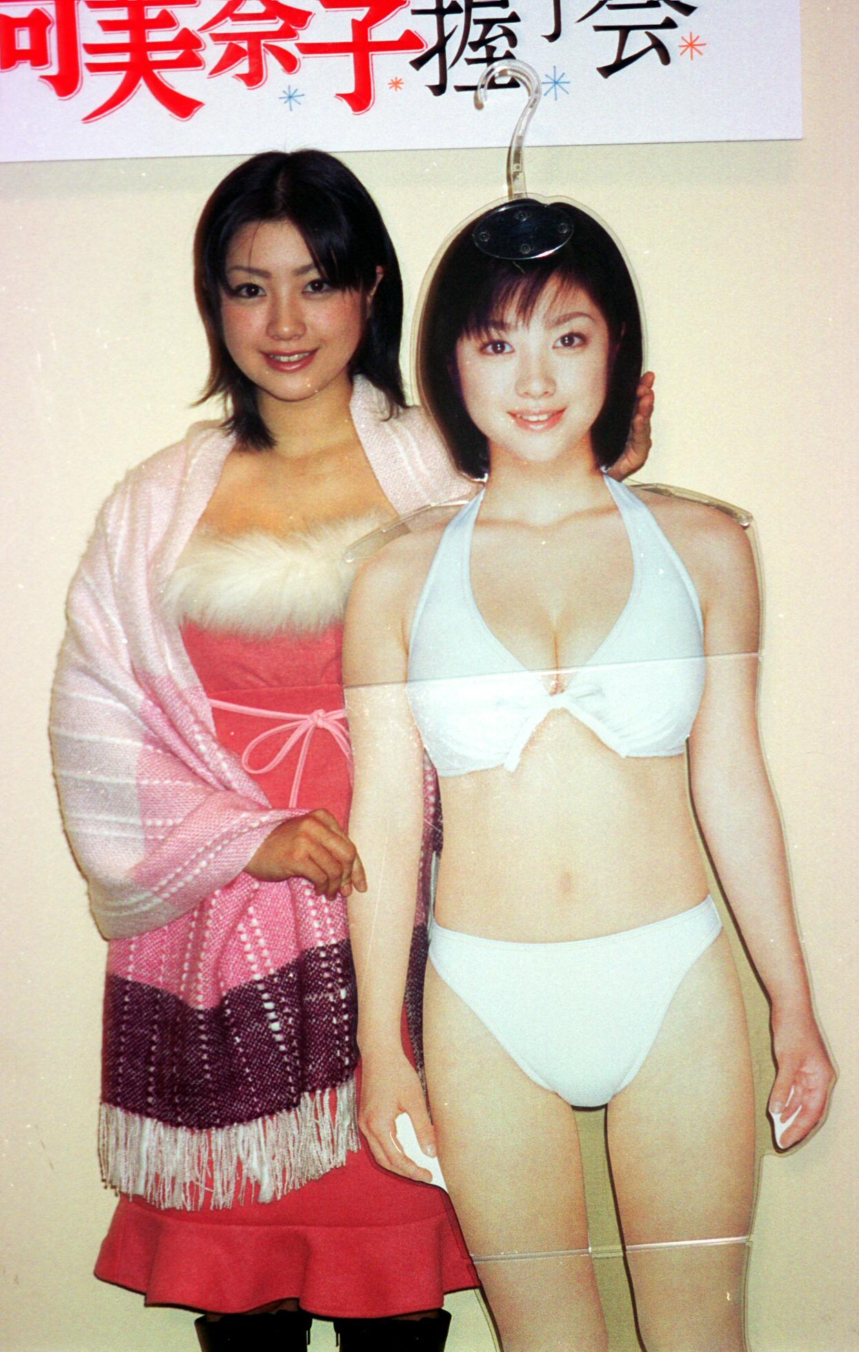 自分の等身大ハンガーを持つ小向美奈子（2002年12月撮影）