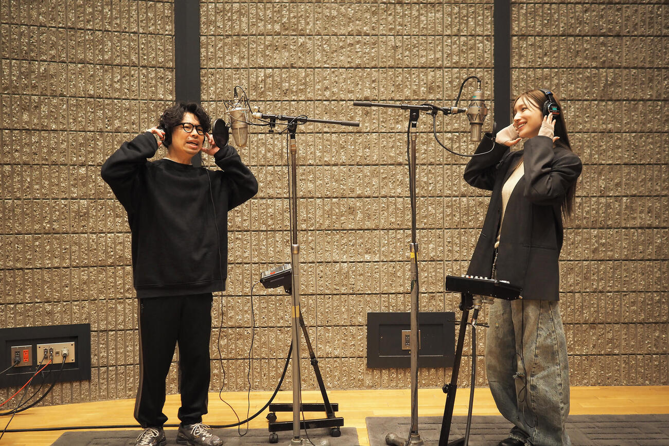 浜野謙太と後藤真希のレコーディングの様子