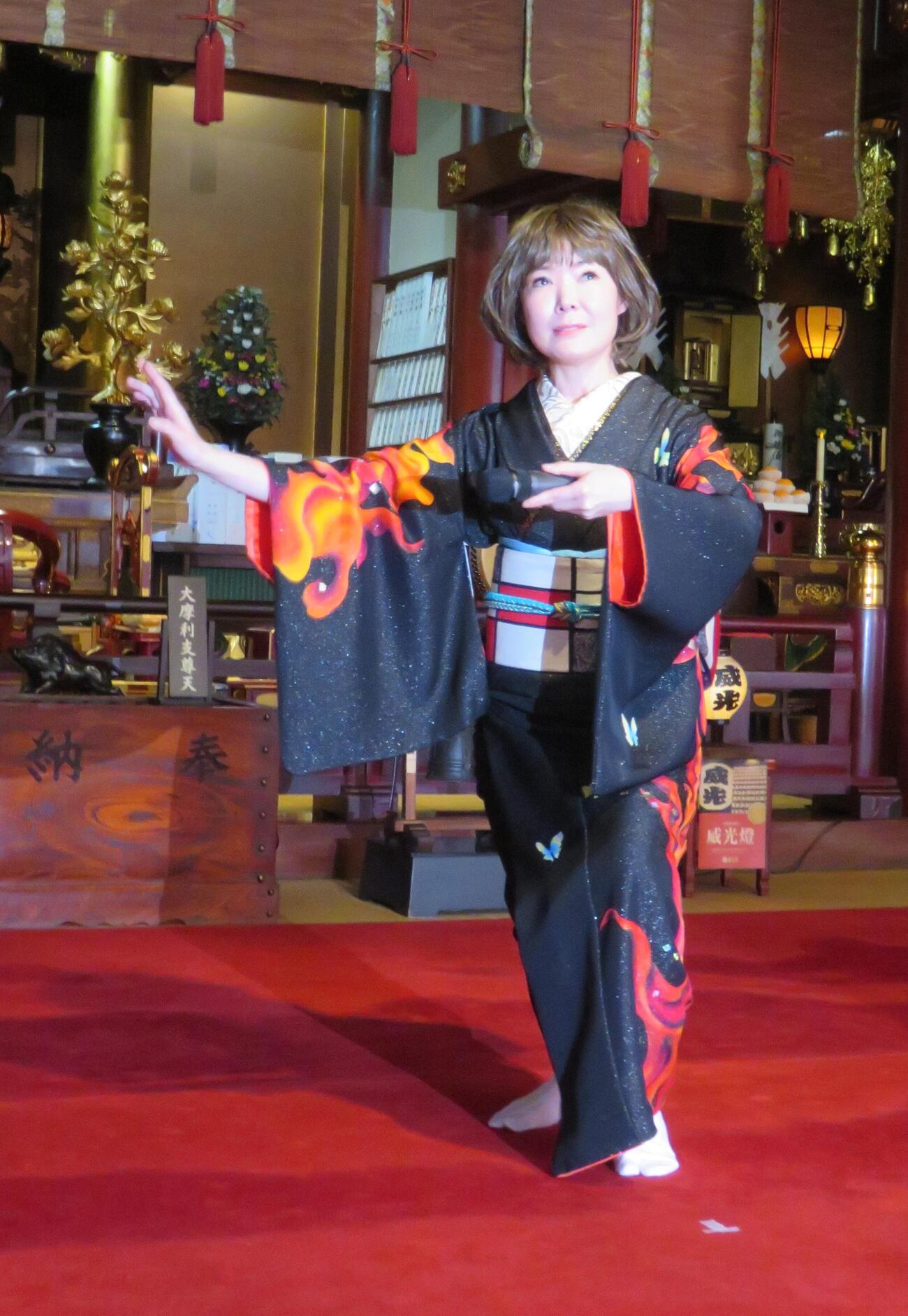 摩利支天大徳寺で新曲「いのち陽炎」のヒット祈願と歌唱奉納を行った田川寿美
