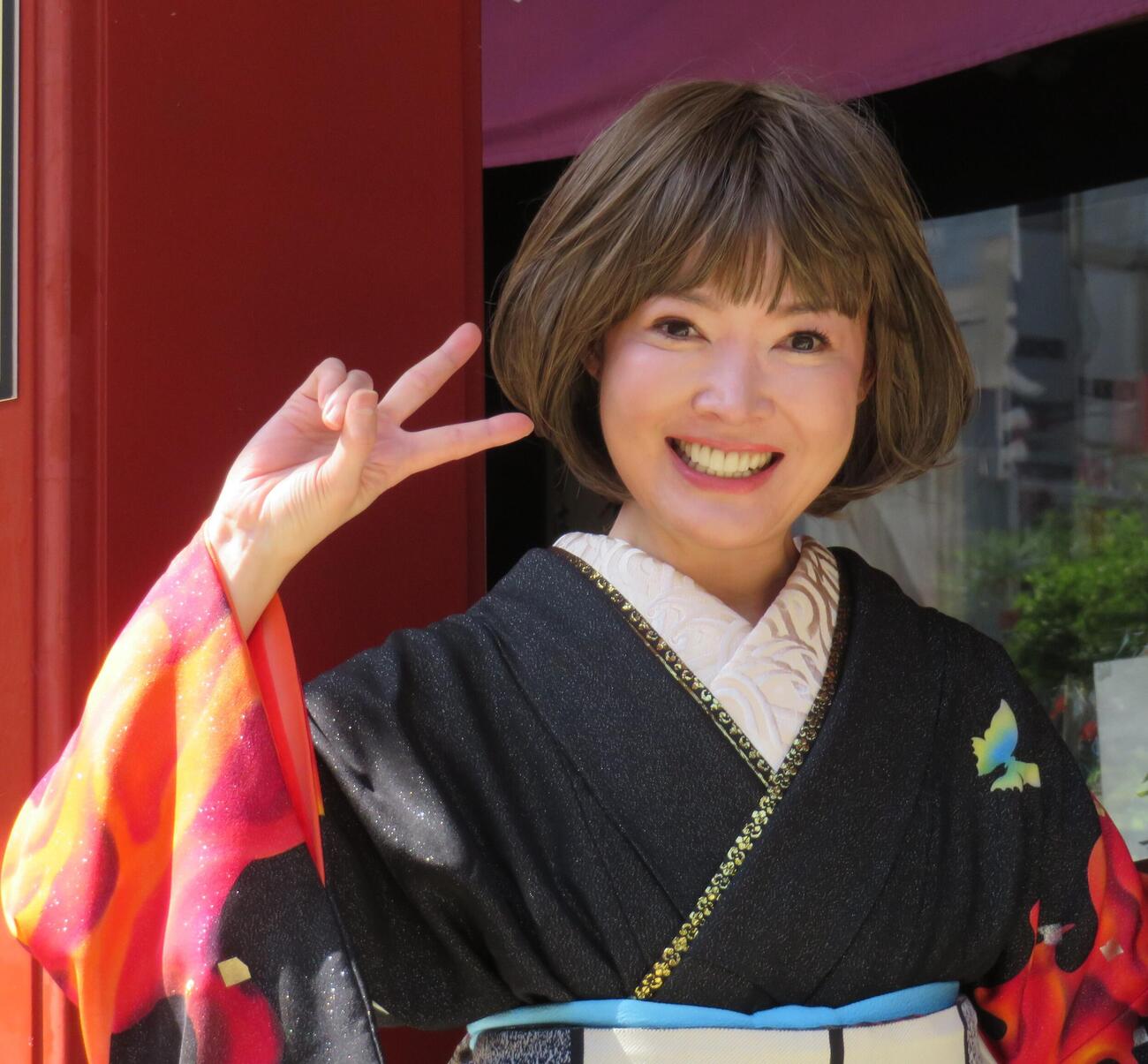 摩利支天大徳寺で新曲「いのち陽炎」のヒット祈願と歌唱奉納を行った田川寿美
