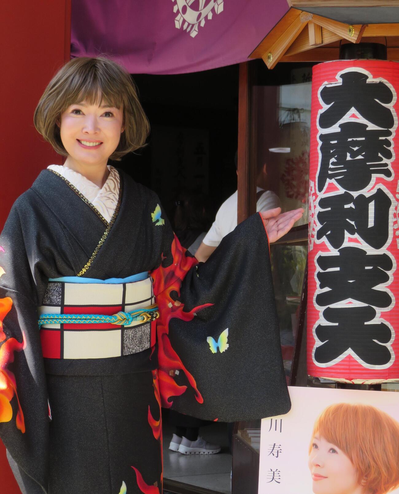 摩利支天大徳寺で新曲「いのち陽炎」のヒット祈願と歌唱奉納を行った田川寿美
