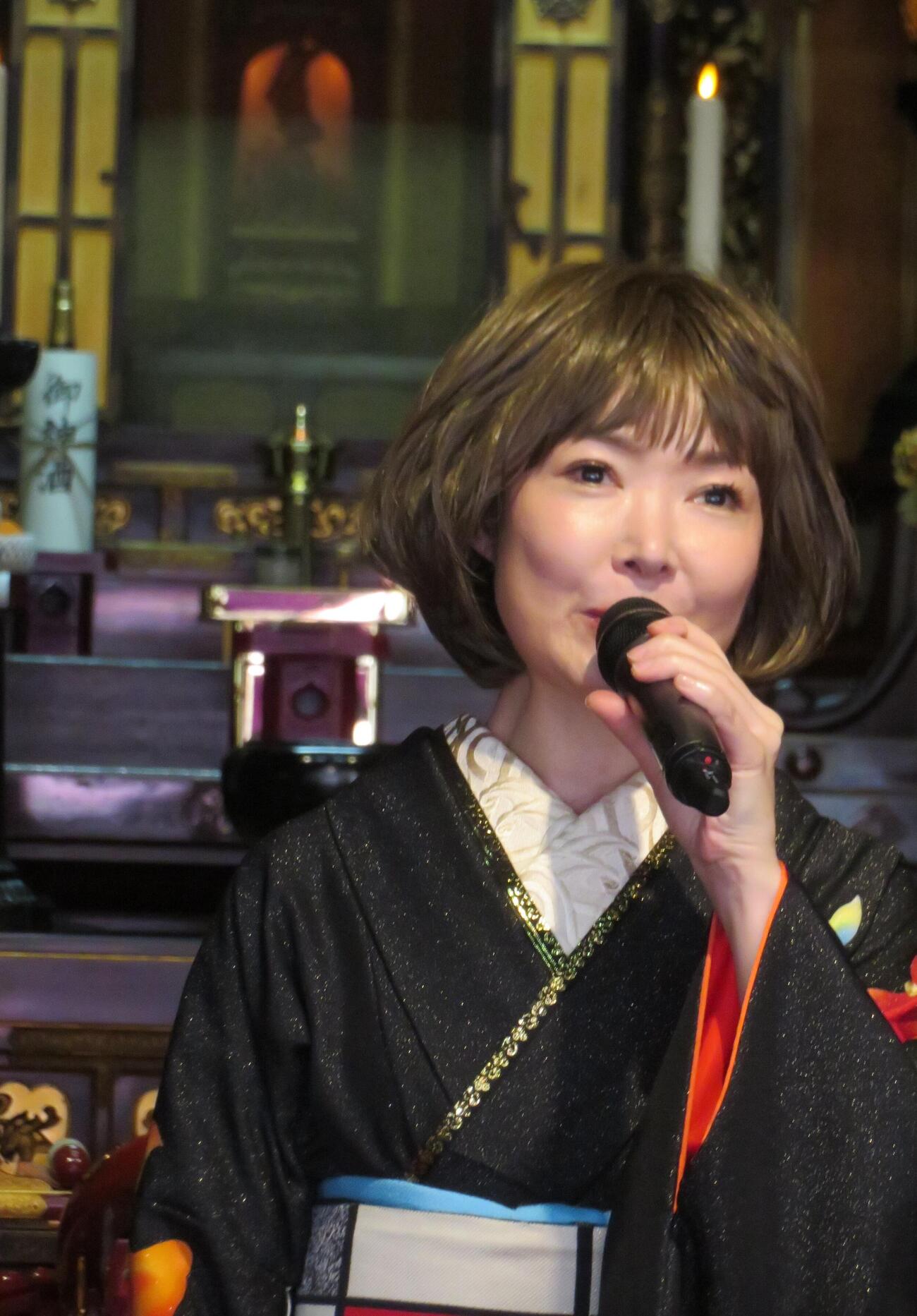 摩利支天大徳寺で新曲「いのち陽炎」のヒット祈願と歌唱奉納を行った田川寿美
