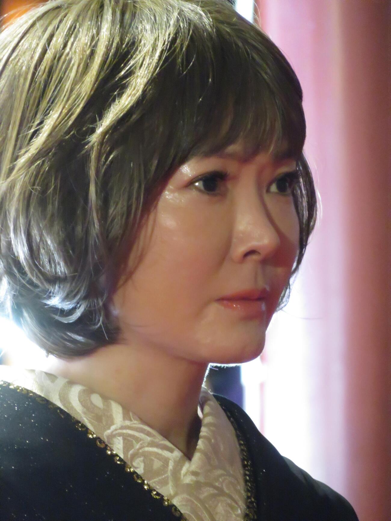 摩利支天大徳寺で新曲「いのち陽炎」のヒット祈願と歌唱奉納を行った田川寿美
