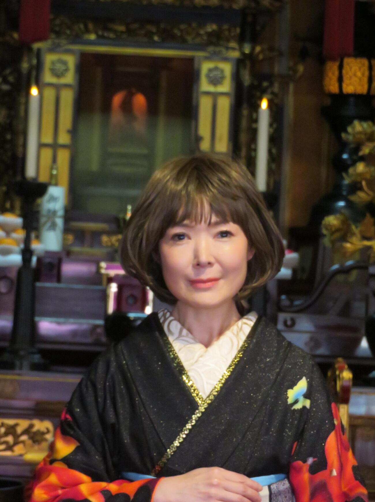 摩利支天大徳寺で新曲「いのち陽炎」のヒット祈願と歌唱奉納を行った田川寿美
