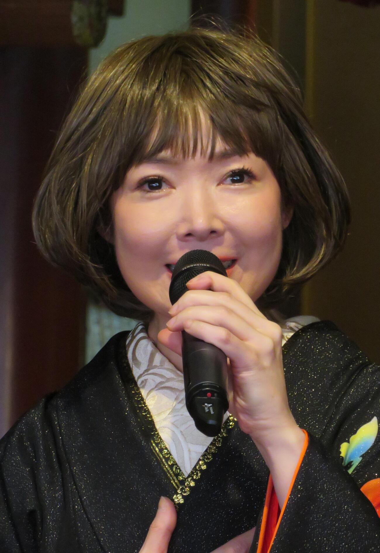 摩利支天大徳寺で新曲「いのち陽炎」のヒット祈願と歌唱奉納を行った田川寿美
