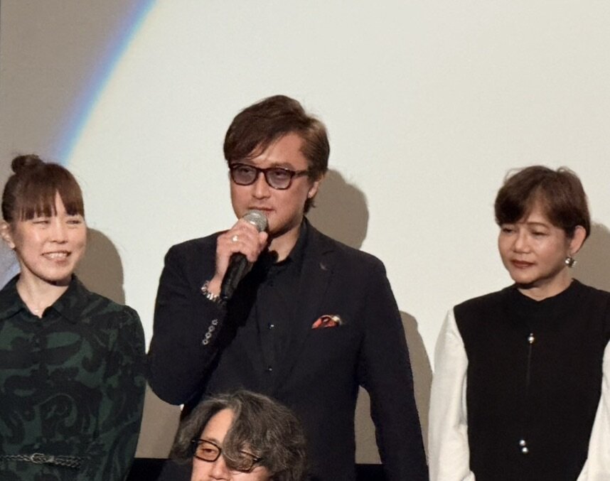 映画「宮古島物語ふたたヴィラ　かんかかりゃの願い」の舞台あいさつに出席したケニー大倉（中央）