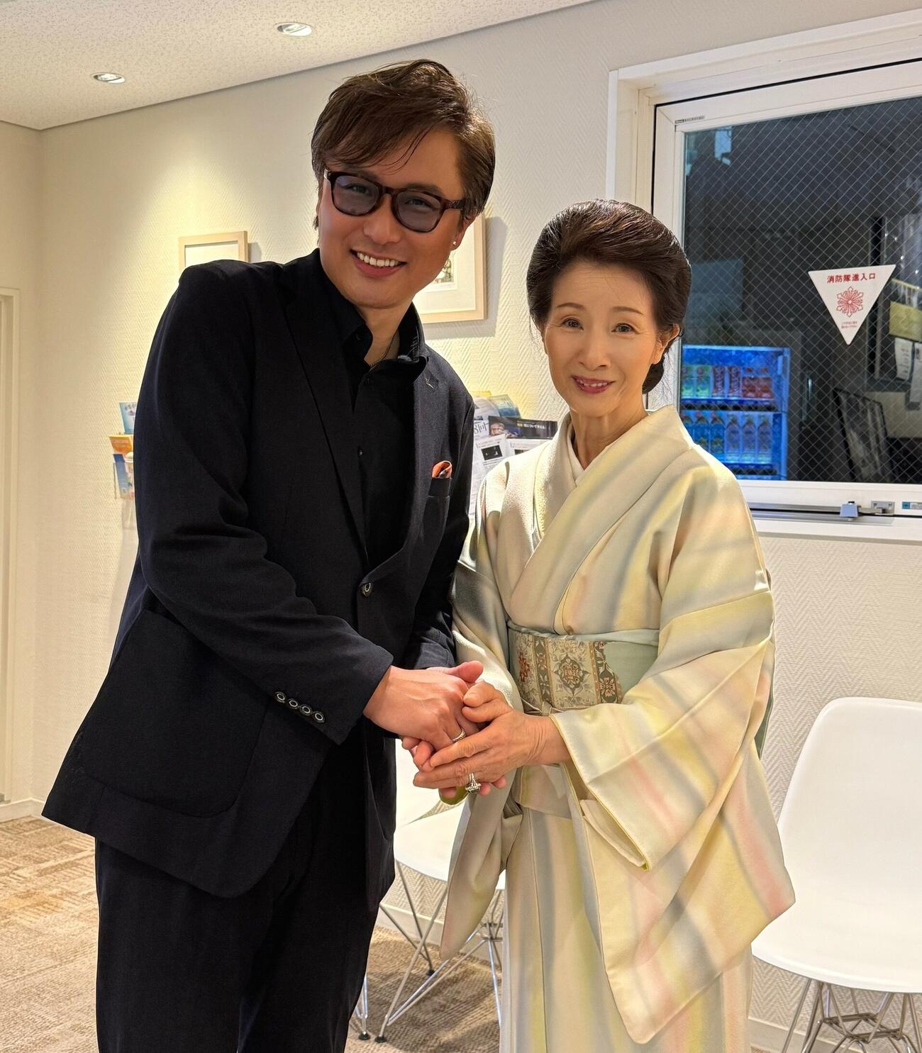 映画「宮古島物語ふたたヴィラ　かんかかりゃの願い」の舞台あいさつに出席したケニー大倉（左）と松原智恵子
