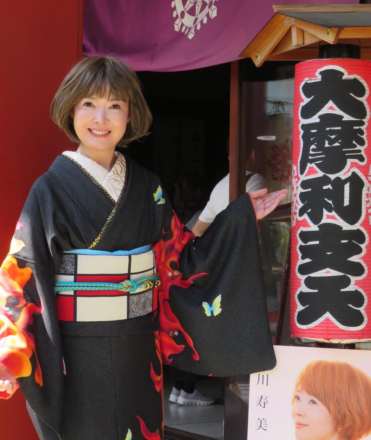 35周年記念曲「いのち陽炎」のヒット祈願を行った田川寿美