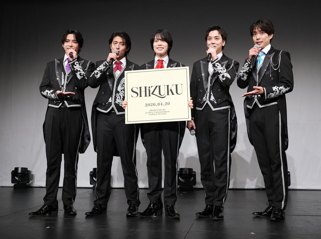 グループ名「SHiZUKU」を発表する、左から古川カベルネ卓人、真田メルロ煌生、石田ピノ知之、松田シャルドネ創太郎、門脇リースリング卓史（撮影・鈴木正人）