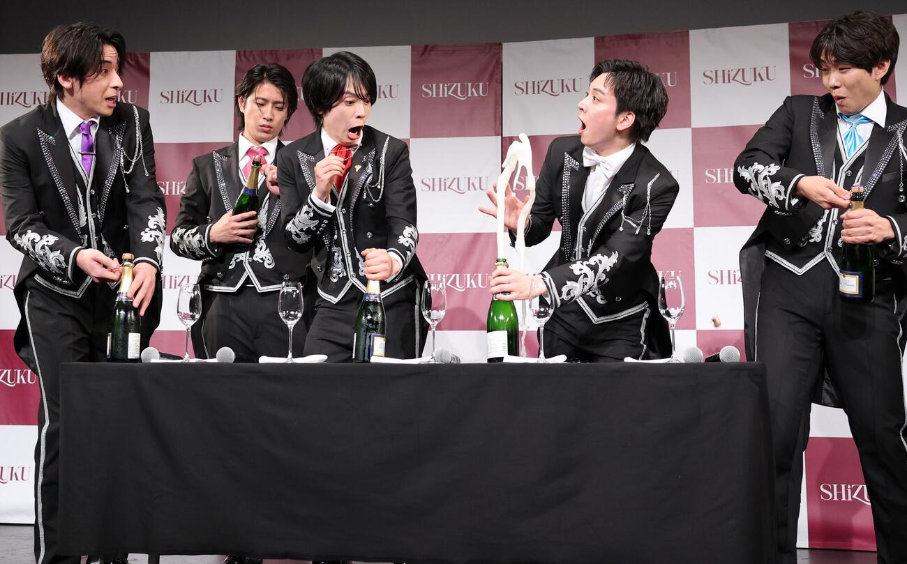 スパークリング開栓式に臨むSHiZUKU、左から古川カベルネ卓人、真田メルロ煌生、石田ピノ知之、松田シャルドネ創太郎、門脇リースリング卓史（撮影・鈴木正人）