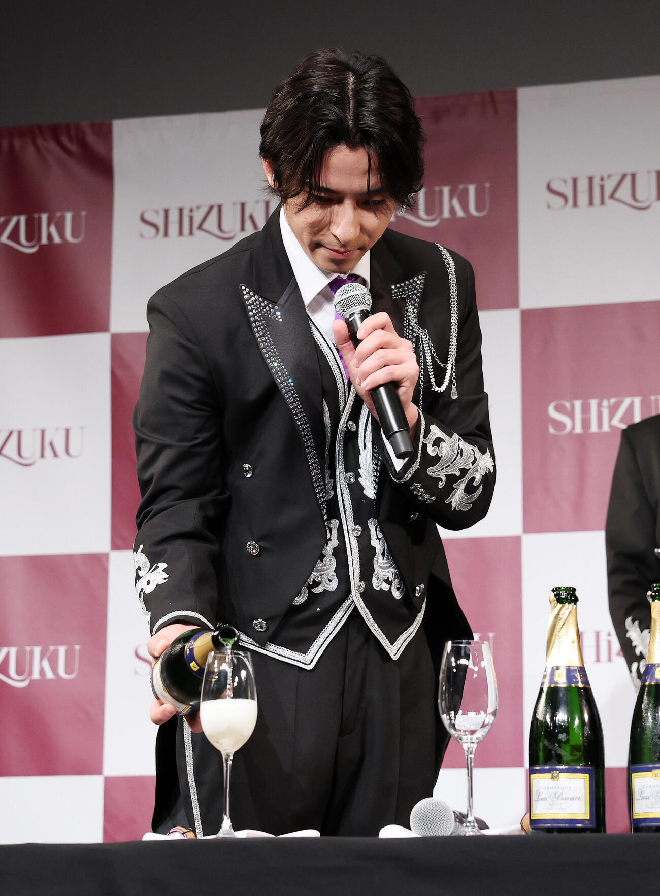 「SHiZUKU」お披露目会でシャンパンを注ぐ古川カベルネ卓人（撮影・鈴木正人）