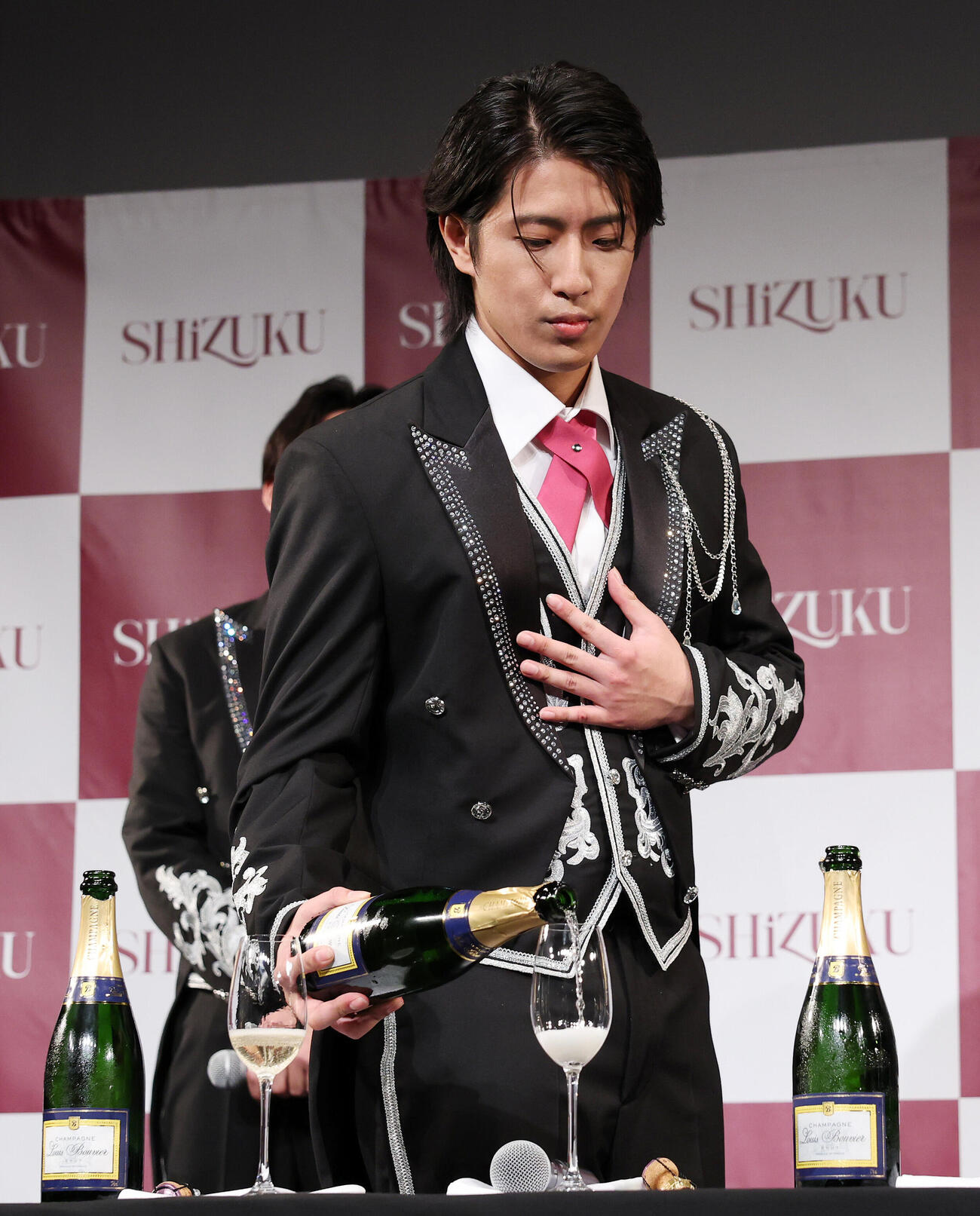 「SHiZUKU」お披露目会でシャンパンを注ぐ真田メルロ煌生（撮影・鈴木正人）