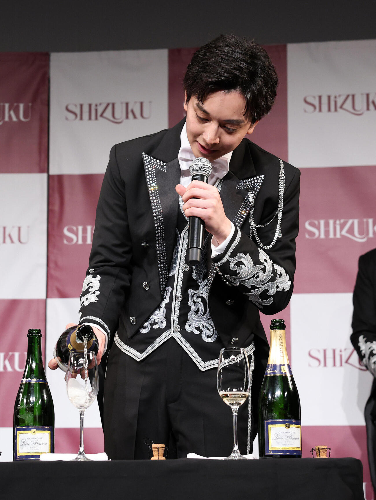 「SHiZUKU」お披露目会でシャンパンを注ぐ松田シャルドネ創太郎（撮影・鈴木正人）