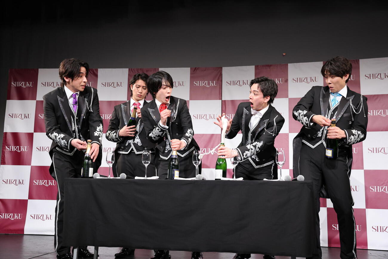 スパークリング開栓式に臨むSHiZUKU、左から古川カベルネ卓人、真田メルロ煌生、石田ピノ知之、松田シャルドネ創太郎、門脇リースリング卓史（撮影・鈴木正人）