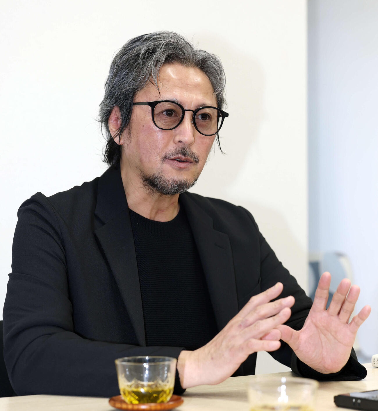 新作小説「六月の満月」を発売しインタビューに答える一雫ライオン氏