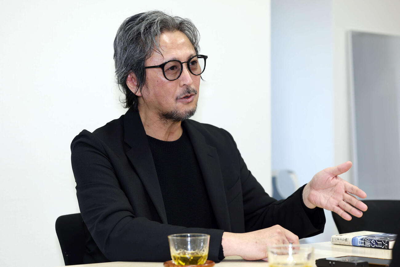 新作小説「六月の満月」を発売しインタビューに答える一雫ライオン氏