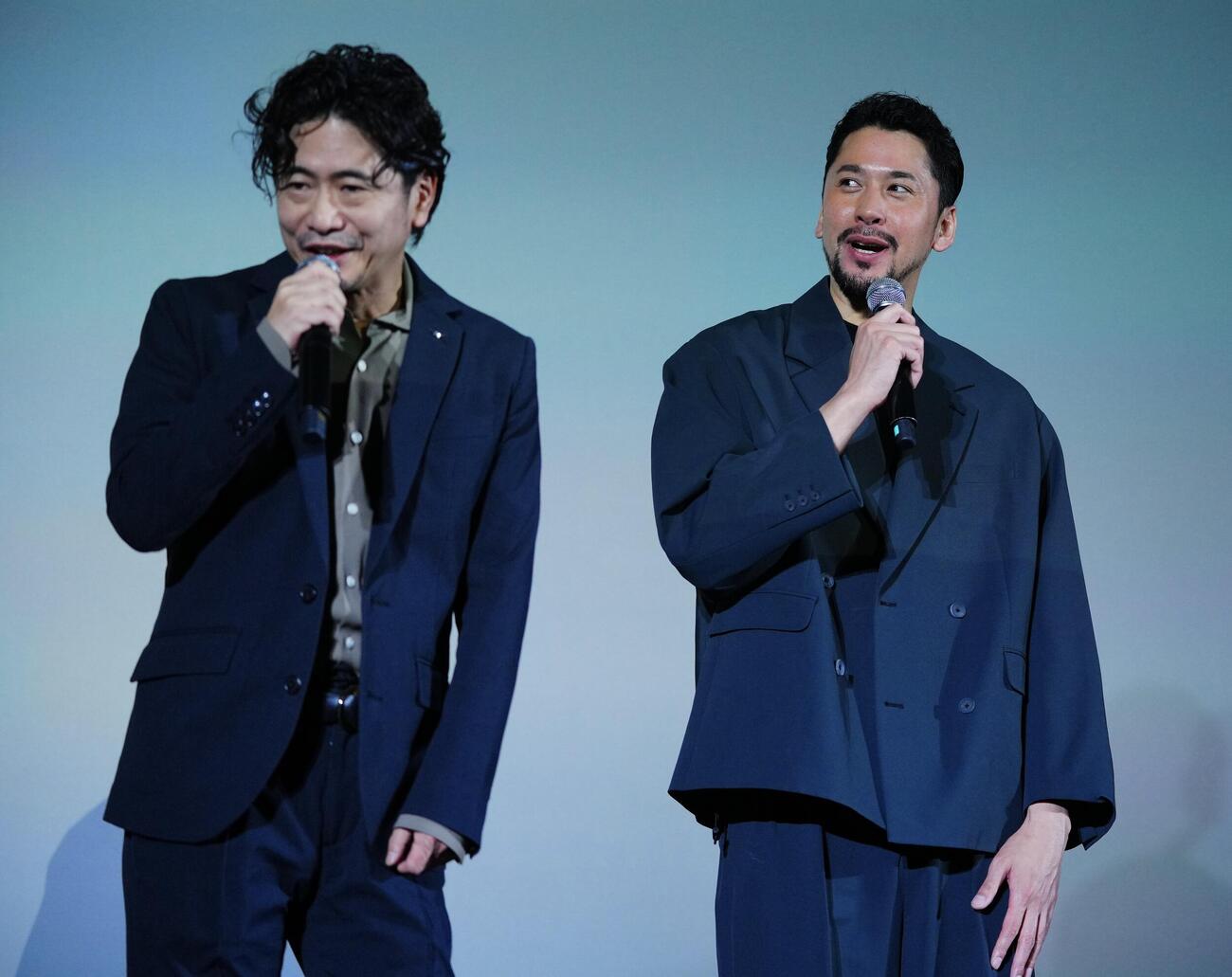 映画「月の犬」完成披露上映会・舞台挨拶　撮影時のエピソードを話す深水元基（右）と萩原聖人