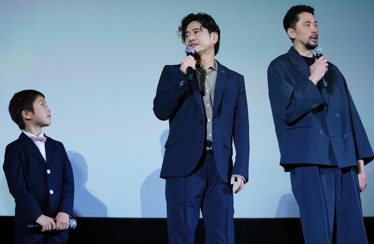 映画「月の犬」完成披露上映会・舞台挨拶　撮影時のエピソードを話す萩原聖人（中央）