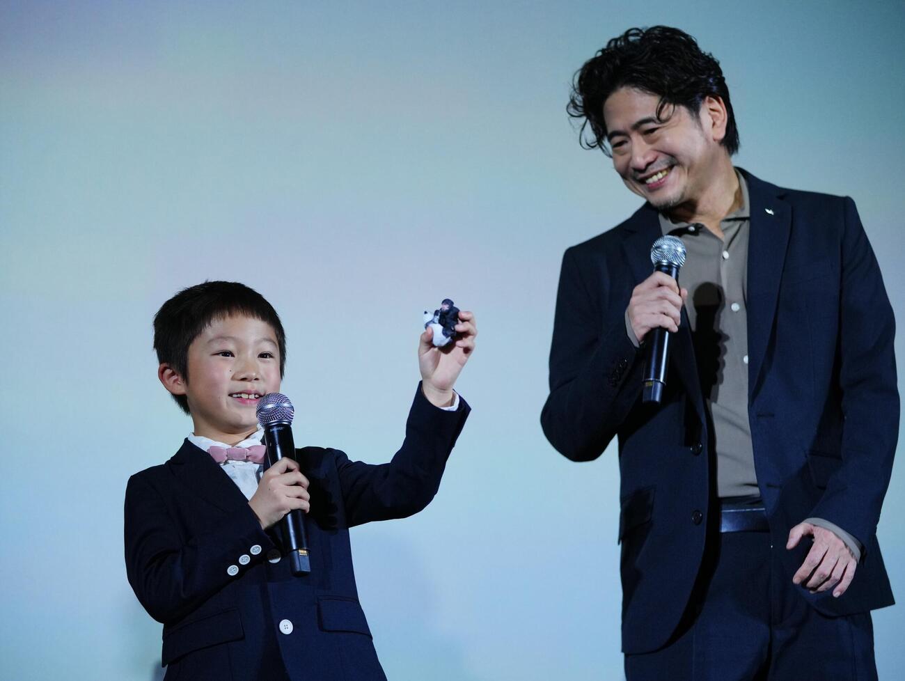 映画「月の犬」完成披露上映会・舞台あいさつで、撮影時のエピソードを話す渋谷そらじ（左）と萩原聖人（撮影・垰建太）