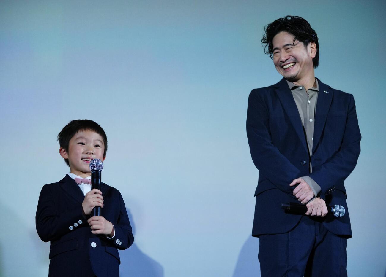 映画「月の犬」完成披露上映会・舞台挨拶　撮影時のエピソードを話す渋谷そらじ（左）と萩原聖人＝2026年4月20日