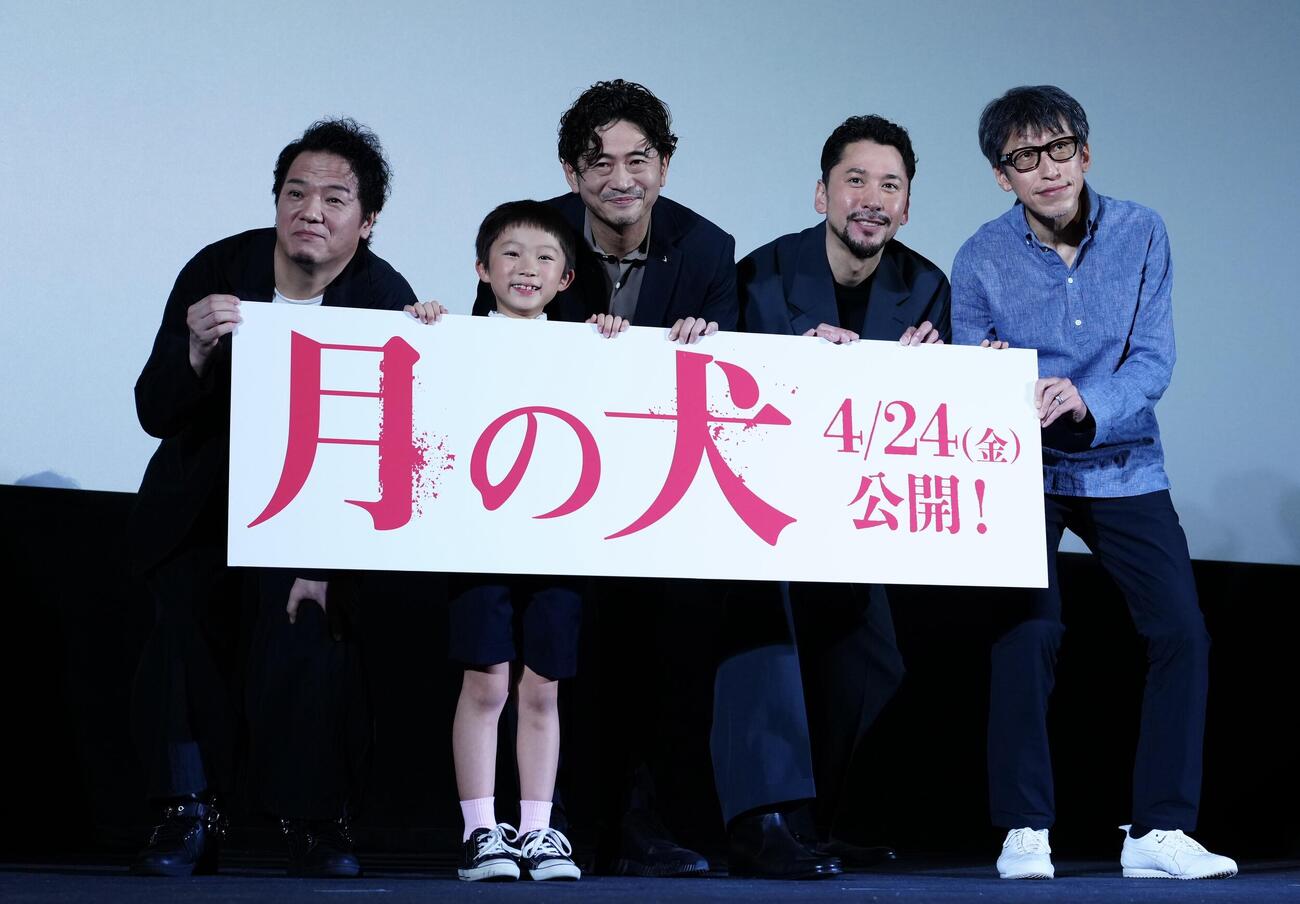 映画「月の犬」完成披露上映会・舞台挨拶　写真に納まる、左からやべきょうすけ、渋谷そらじ、萩原聖人、深水元基、横井健司監督＝2026年4月20日