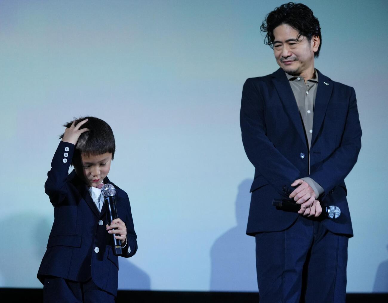 映画「月の犬」完成披露上映会・舞台挨拶　撮影時のエピソードを話す渋谷そらじ（左）と萩原聖人