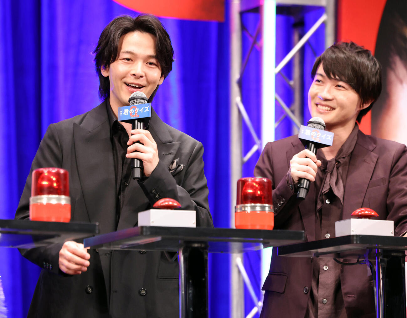 映画「君のクイズ」完成披露試写会に登壇した中村倫也はクイズ形式の質問に笑顔。右は神木隆之介（撮影・浅見桂子）