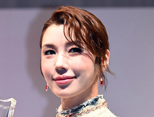 仲里依紗＆中尾明慶「13回目の結婚記念日」「レース婚式」を報告　仲良しショットを多数公開