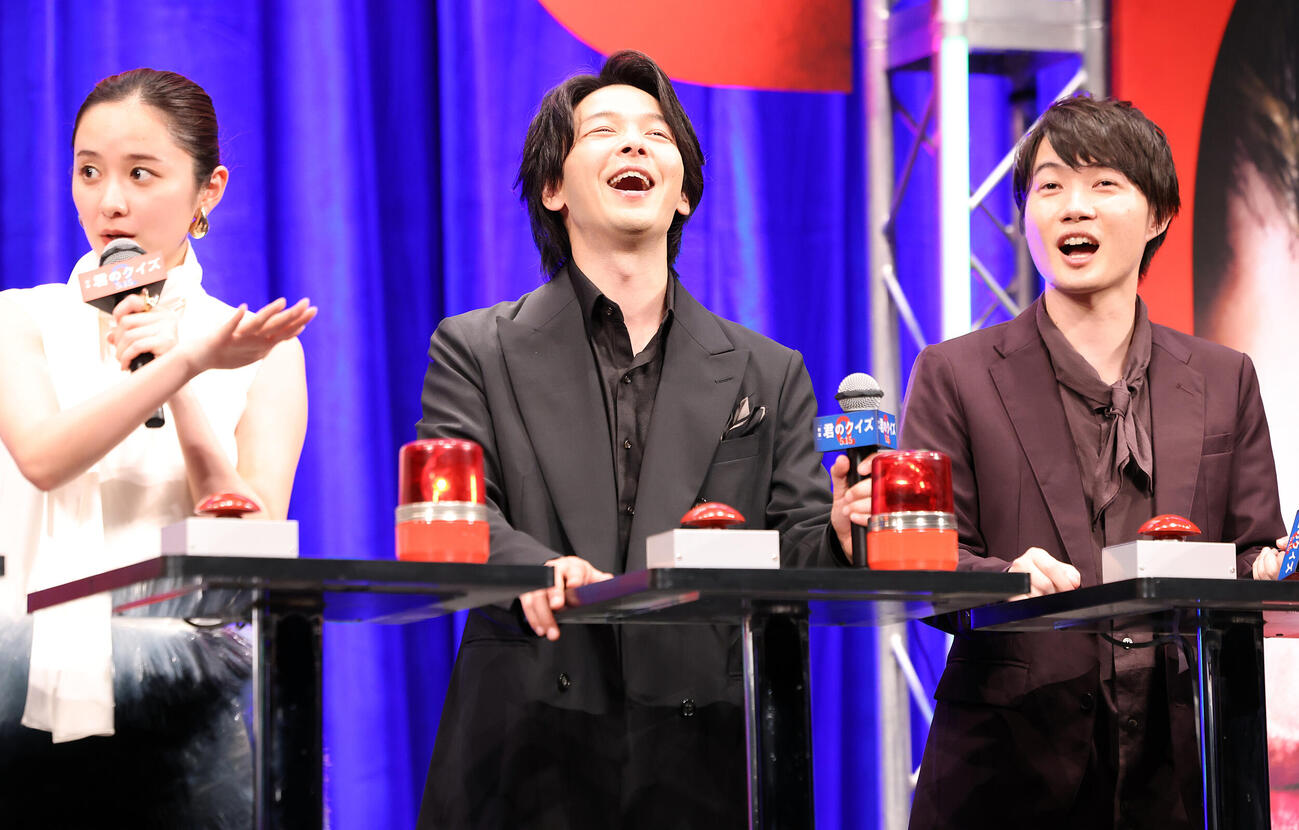 映画「君のクイズ」完成披露試写会に登壇した中村倫也はクイズ形式の質問で爆笑する。左は堀田真由、右は神木隆之介（撮影・浅見桂子）