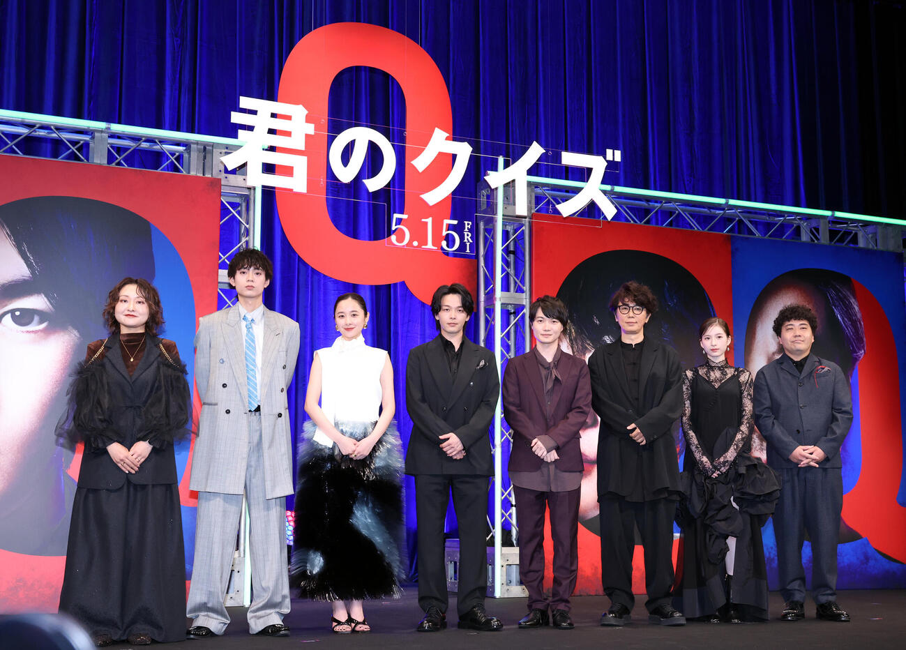 映画「君のクイズ」完成披露試写会で記念撮影する、左から吉住、水沢林太郎、堀田真由、中村倫也、神木隆之介、ユースケ・サンタマリア、白宮みずほ、福沢重文（撮影・浅見桂子）
