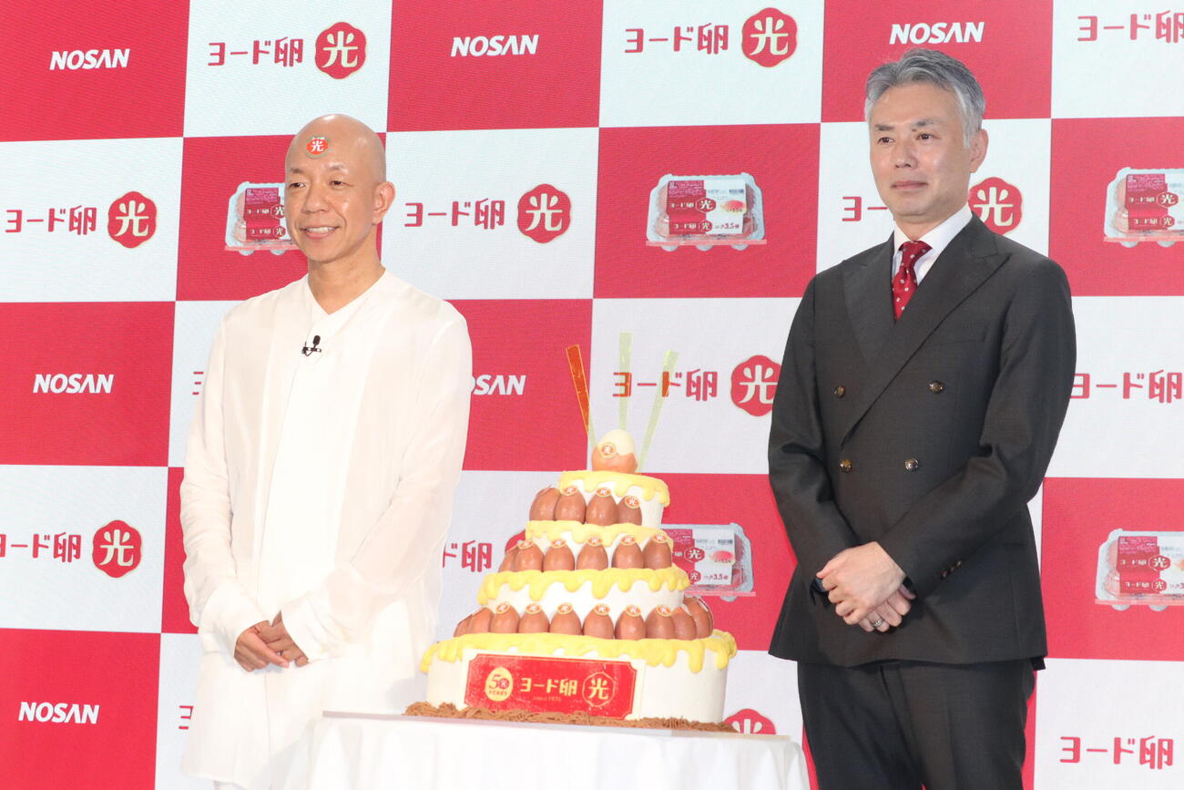 「ヨード卵・光」新CM発表会に出席したバイきんぐ小峠英二と小山剛社長（撮影・加藤理沙）