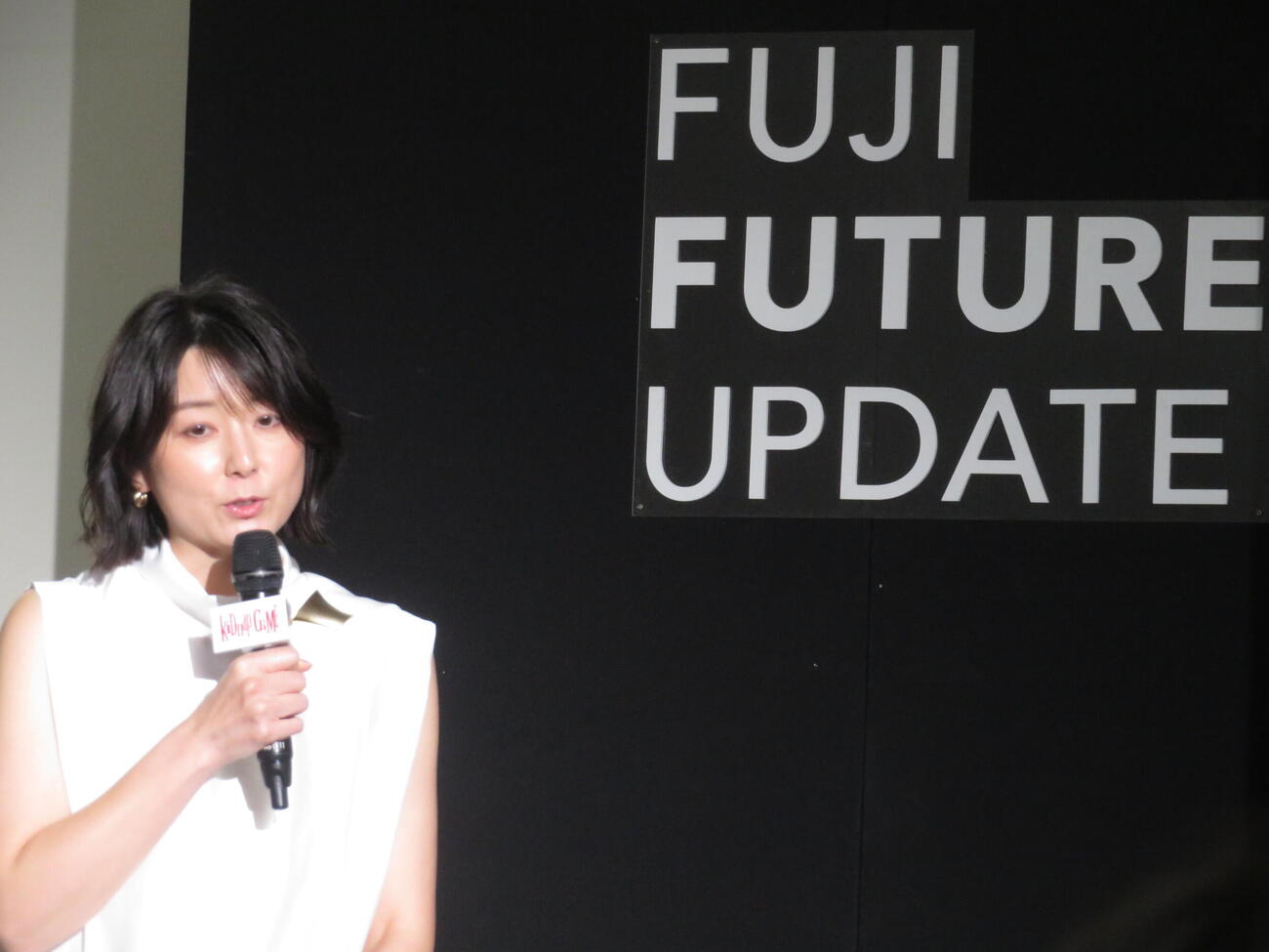 「海外共同製作プロジェクト発表会＆10月期連続ドラマ制作発表」で進行役を務めた秋元優里さん