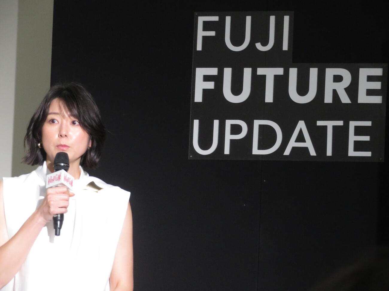 「海外共同製作プロジェクト発表会＆10月期連続ドラマ制作発表」で進行役を務めた秋元優里さん