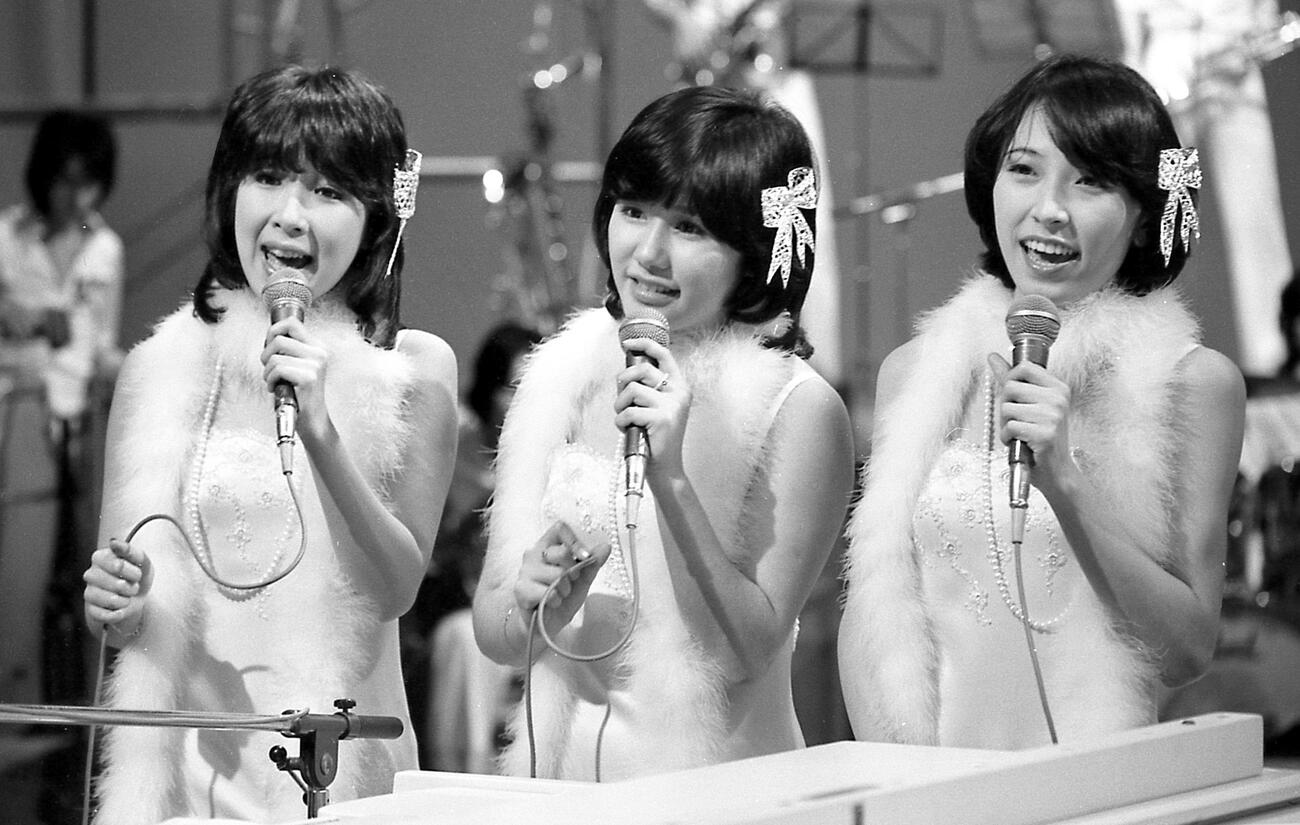 左からキャンディーズの伊藤蘭、田中好子、藤村美樹（1978年撮影）