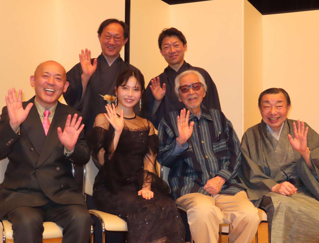 前進座公演「お久文七恋元結」の制作発表会見に出席した、前列左から曽我廼家寛太郎、横山由依、山田洋次監督、藤川矢之輔、後列は河原崎國太郎（左）、早瀬栄之丞＝2026年4月21日