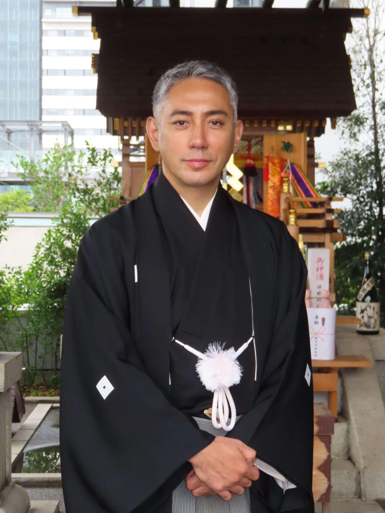 「助六由縁江戸桜」上演に向け豊洲の魚河岸水神社を参拝した市川團十郎