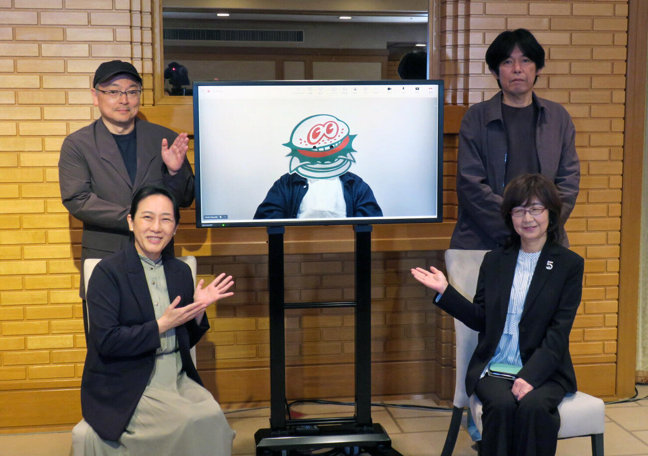 第44回向田邦子賞を受賞し、ハンバーガーのお面姿でリモート会見した此元和津也氏（中央）。下段左から選考委員の大森美香氏、井上由美子氏、上段左から、大森寿美男氏、坂元裕二氏