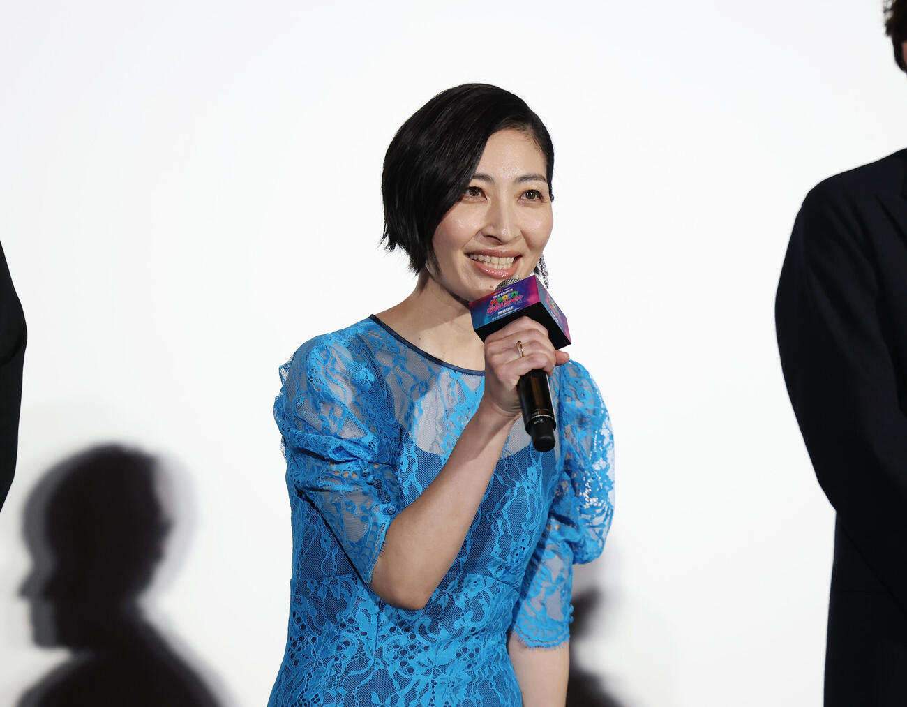 ジャパンプレミア試写に登壇あいさつをする坂本真綾　（撮影・増田悦実）